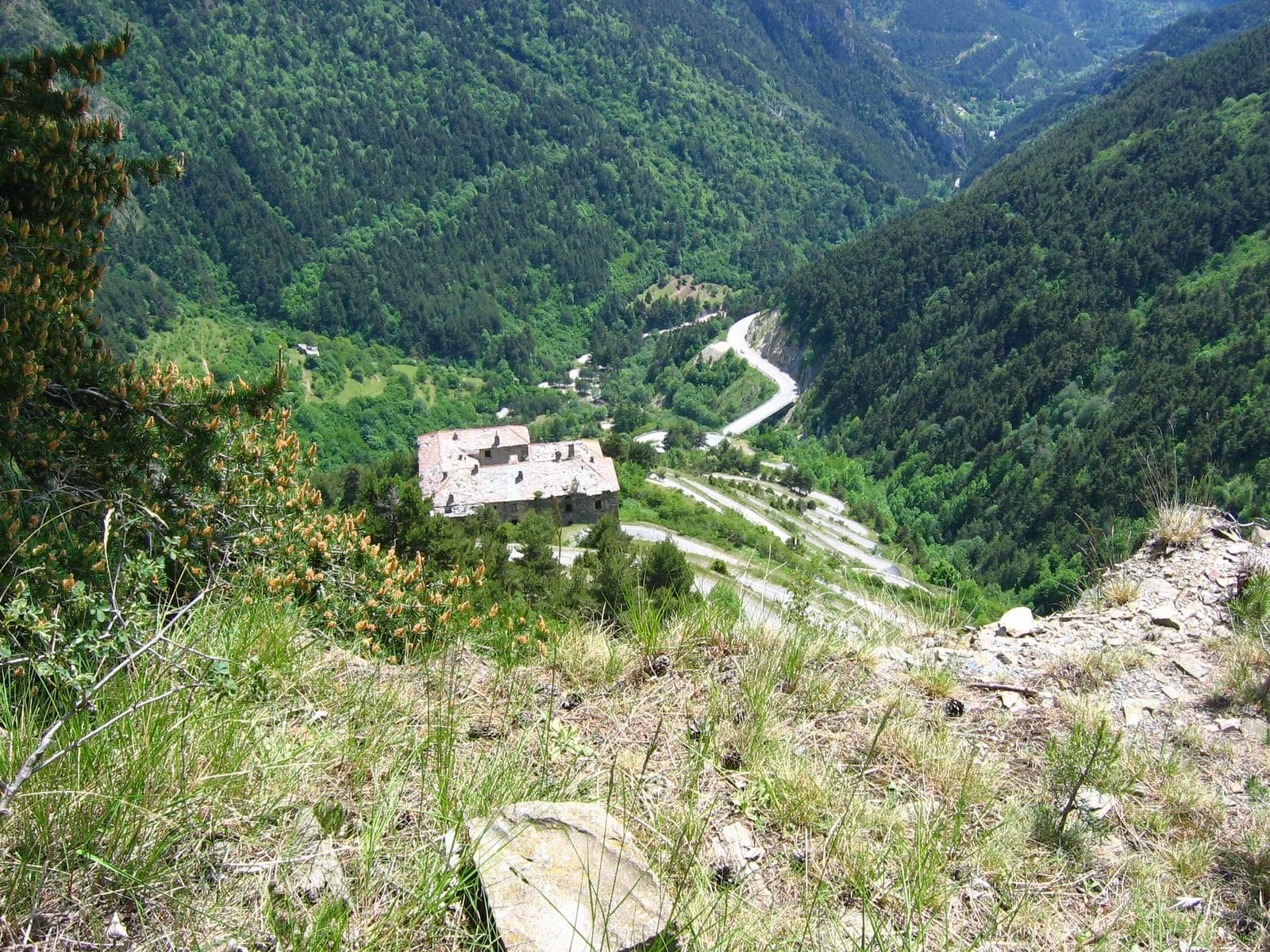 The hairpin descent of Col de Tende toward France